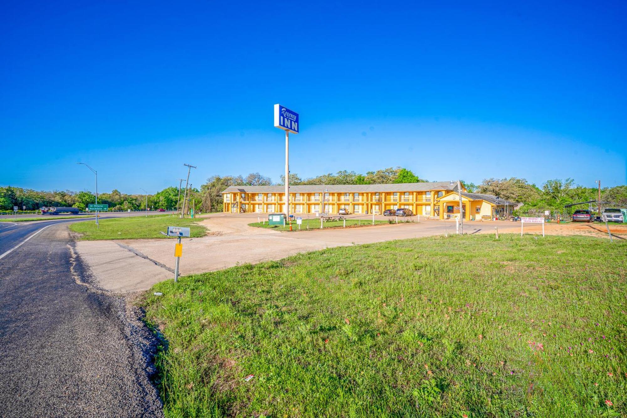 Regency Inn By Oyo Rockdale Tx ภายนอก รูปภาพ