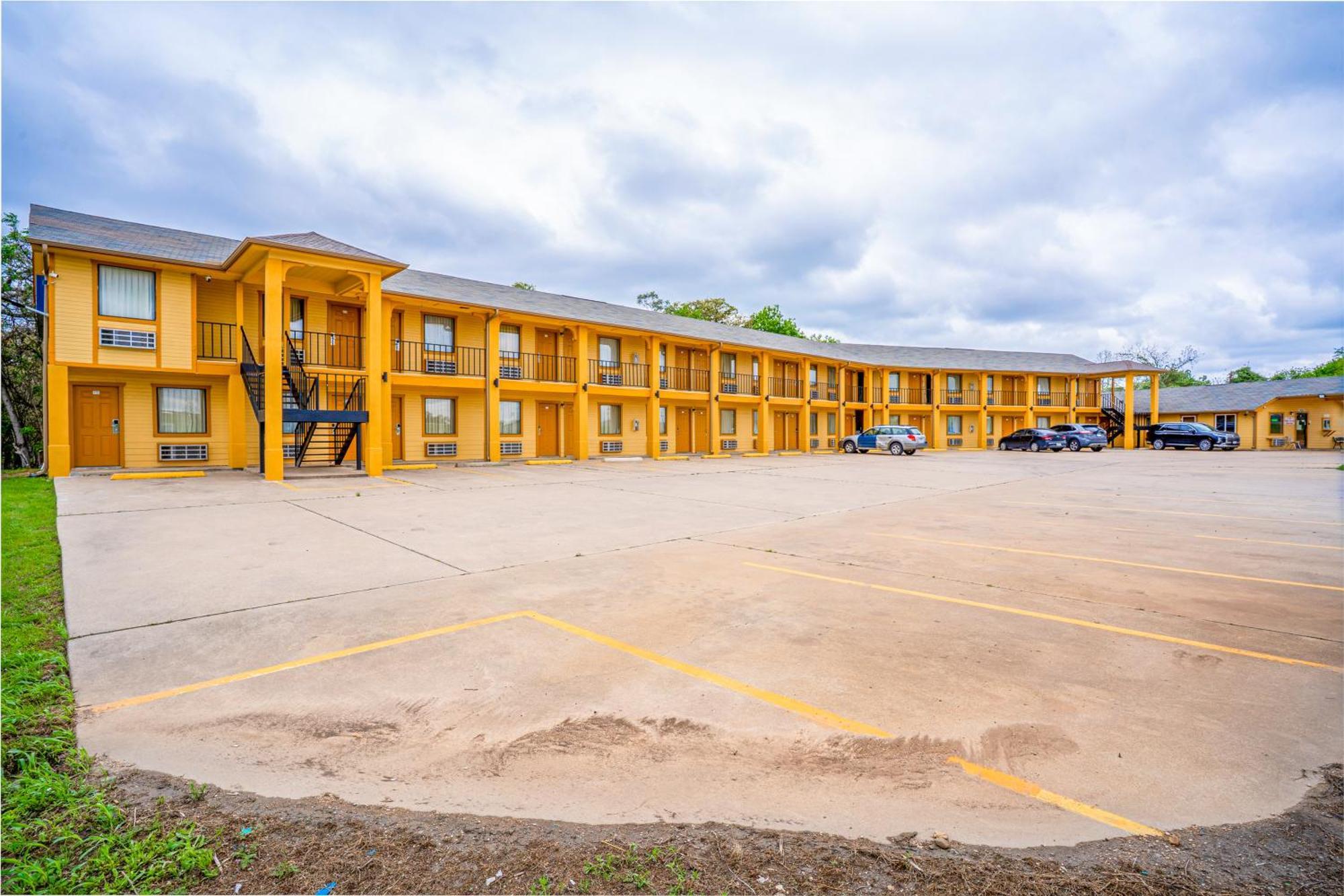 Regency Inn By Oyo Rockdale Tx ภายนอก รูปภาพ